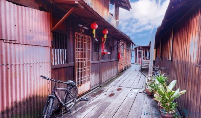 在马来西亚生活的华人用塑料桶搭起海上渔村,说华语,上华语学校