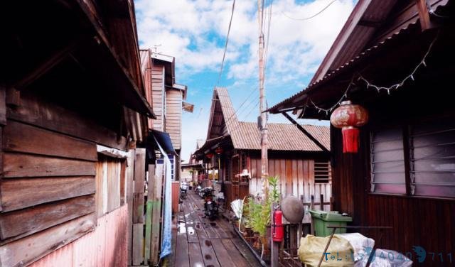 在马来西亚生活的华人用塑料桶搭起海上渔村,说华语,上华语学校