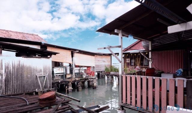 在马来西亚生活的华人用塑料桶搭起海上渔村,说华语,上华语学校