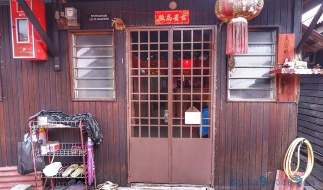 在马来西亚生活的华人用塑料桶搭起海上渔村,说华语,上华语学校