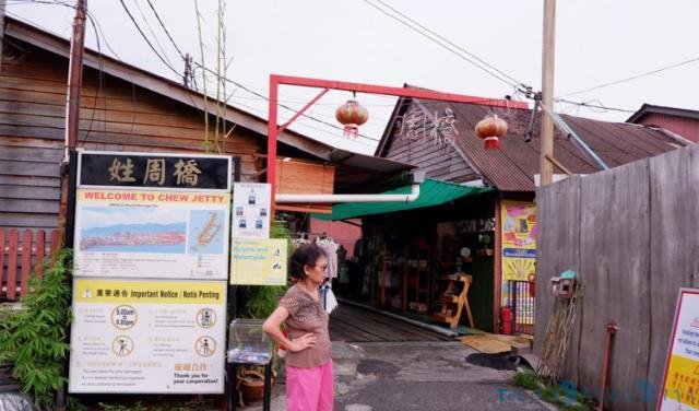 在马来西亚生活的华人用塑料桶搭起海上渔村,说华语,上华语学校