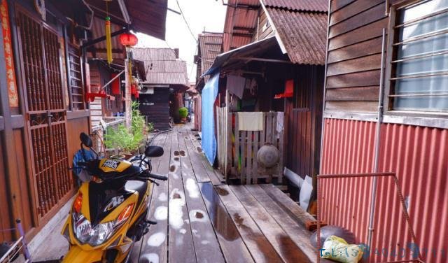 在马来西亚生活的华人用塑料桶搭起海上渔村,说华语,上华语学校