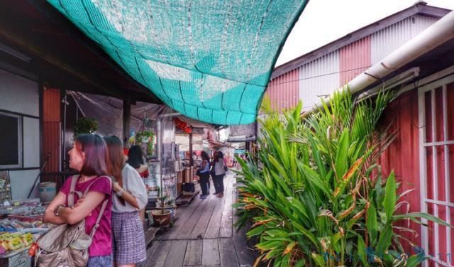 在马来西亚生活的华人用塑料桶搭起海上渔村,说华语,上华语学校