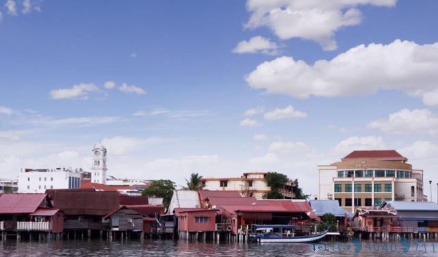 在马来西亚生活的华人用塑料桶搭起海上渔村,说华语,上华语学校