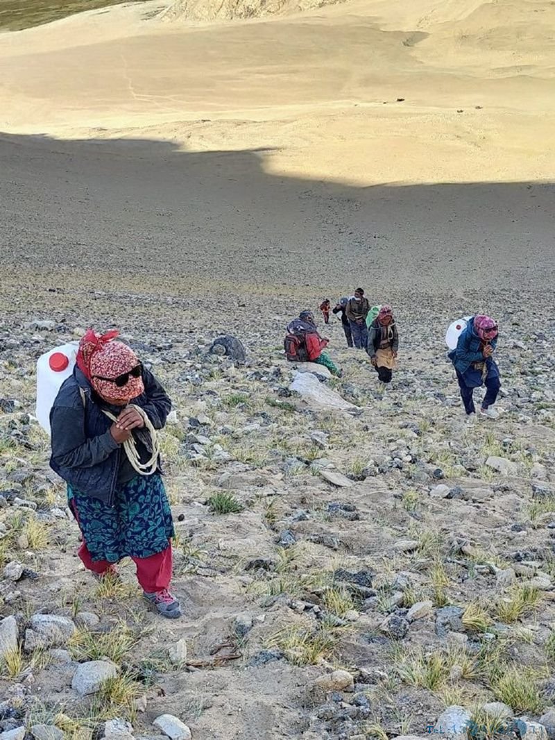 2000印军蹲山头，结果山上没水：塑料桶灌满水，人力背水上山